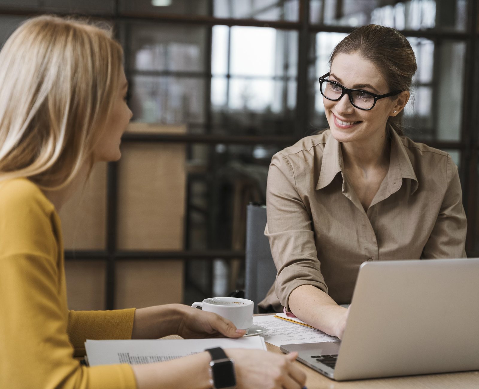 Kennismakingsgesprek tussen een recruiter en een kandidaat op kantoor